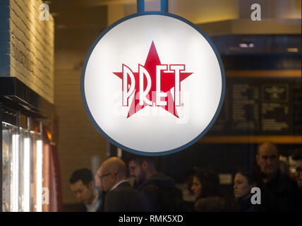 Un panneau dans la fenêtre d'une succursale de Pret a manger à Londres, Angleterre, Royaume-Uni. Banque D'Images