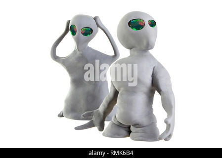 Alien gris fait d'argile sur un fond blanc Banque D'Images