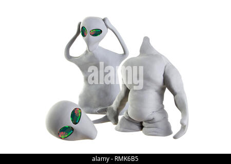 Alien gris fait d'argile sur un fond blanc Banque D'Images