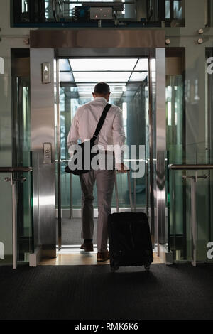 Sac de voyage d'affaires à entrer dans l'ascenseur Banque D'Images