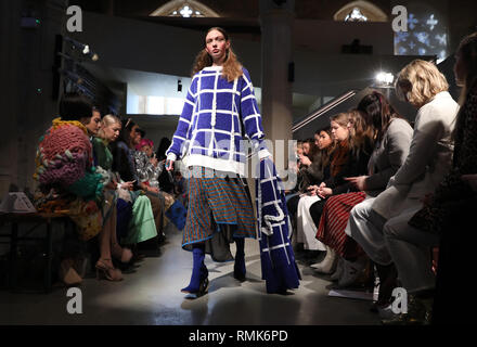 Modèles sur le podium lors de la Jamie Wei Huang Automne/Hiver 2019 London Fashion Week show at the Garden Museum de Londres. Banque D'Images