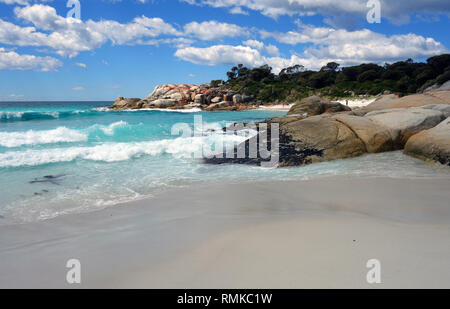 Extrémité sud de Taylor's Beach, Bay of Fires, Tasmanie, Australie Banque D'Images