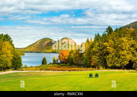 Étang de la Jordanie et la Bulle montagnes dans l'Acadia National Park, Maine Banque D'Images