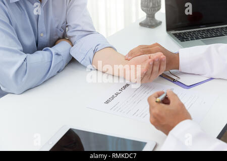 Concept de la santé, médecin de vérifier le pouls de la patience par des doigts à l'hôpital. Banque D'Images