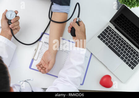 Concept de la santé, médecin de vérifier le pouls de la patience à l'hôpital Banque D'Images