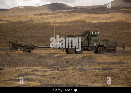 Les Marines américains et les marins à la 1e Bataillon, 12e Régiment de Marines, déplacer un obusier M777 avec un moyen de remplacement des véhicules tactiques à un autre emplacement de tir au cours de l'effort II Ali'i à Pohakuloa Zone de formation sur l'île de Hawaii, le 6 février 2019. Ali'i II est un exercice de niveau bataillon qui déplace les Marines et l'équipement d'un endroit à un autre. (U.S. Marine Corps photo par le Cpl. Eric Tso.) Banque D'Images