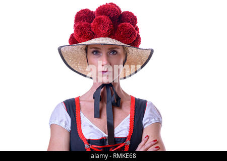 Jolie jeune femme portant une robe traditionnelle de la Forêt-Noire avec une Bollenhut orné de pompons rouges 14 Banque D'Images