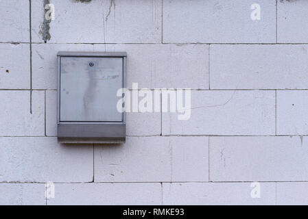 Boite aux lettres sur un bloc de ciment Mur extérieur dans une vue en gros plan Banque D'Images
