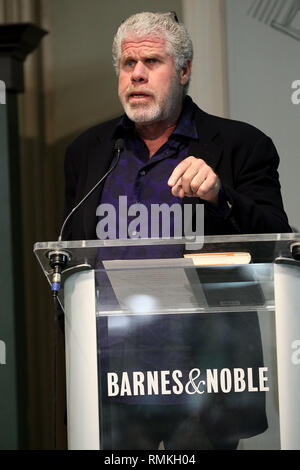 New York, USA. 08 Oct, 2014. Ron Pearlman, signe des exemplaires de son nouveau livre sur le Mercredi, Octobre 8, 2014 Livre Signature de 'Easy Street (The Hard Way)' sur Union Square à New York, USA. Crédit : Steve Mack/S.D. Mack Photos/Alamy Banque D'Images