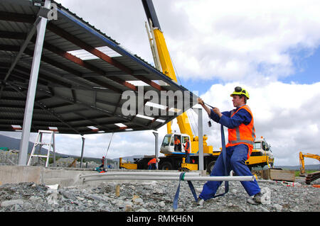Une grue de 70 tonnes soulève le toit sur une nouvelle laiterie, Westland, Nouvelle-Zélande Banque D'Images