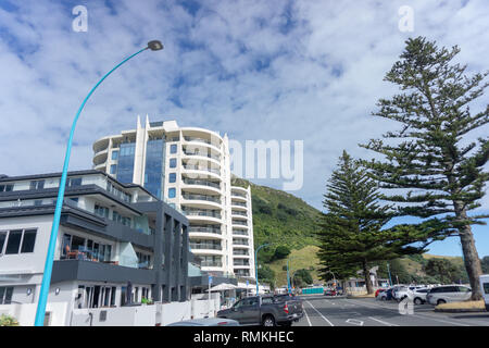 MOUNT MAUNGANUI Nouvelle-zélande - 8 février 2019:les immeubles à appartements sur le mont Maunganui Marine Parade avec vue mont en arrière-plan Banque D'Images