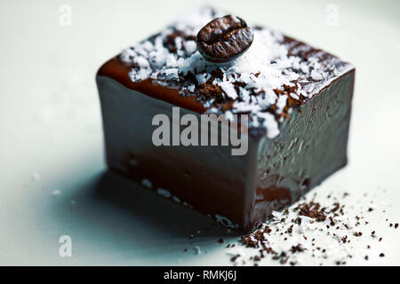 Chocolat frais et en-cas de café avec sucre glace Banque D'Images