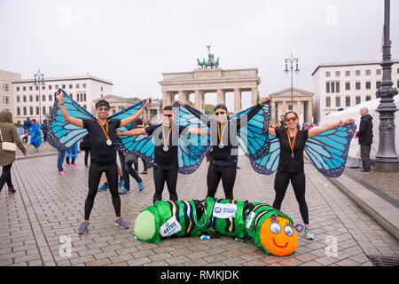 Une équipe de quatre Américains avec un costume de Caterpillar devenir le moyen le plus rapide de l'équipe de quatre personnes de fonctionner dans le Livre Guinness des Records Banque D'Images