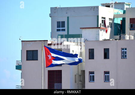 La Havane - Cuba drapeau cubain dans le vent sur un toit dans le centre-ville Banque D'Images
