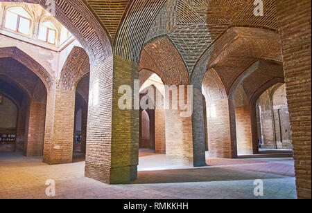 ISFAHAN, IRAN - le 21 octobre 2017 : La brique salle hypostyle du nord de la mosquée Jameh de shabestan, le 21 octobre à Ispahan. Banque D'Images