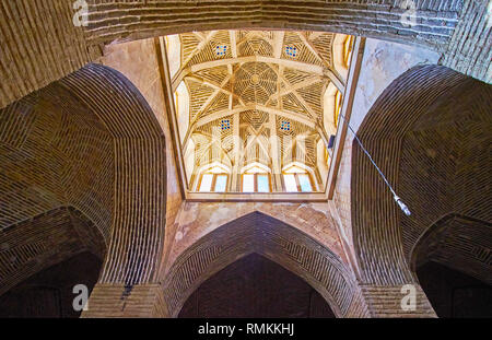ISFAHAN, IRAN - le 21 octobre 2017 : la magnifique coupole stellaire de brique dans le Nord de la mosquée Jameh de shabestan, le 21 octobre à Ispahan. Banque D'Images