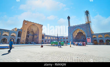 ISFAHAN, IRAN - le 21 octobre 2017 : Explorer sahn (cour intérieure) de la mosquée Jameh avec des portails et des cellules voûtées madraseh, le 21 octobre à Ispahan. Banque D'Images