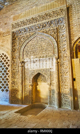 ISFAHAN, IRAN - Octobre 21, 2017 : le stuc sculpté Uljayto mihrab est décorée avec des motifs islamiques, Quranc la calligraphie et situé dans l'ouest de prier Banque D'Images