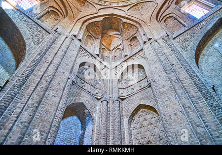 ISFAHAN, IRAN - Octobre 21, 2017 : le mur de briques sculptées de la mosquée Jameh de shabestan avec niches, reliefs, calligraphie islamique et piliers Banque D'Images