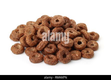 Tas de bagues de céréales chocolat isolated on white Banque D'Images