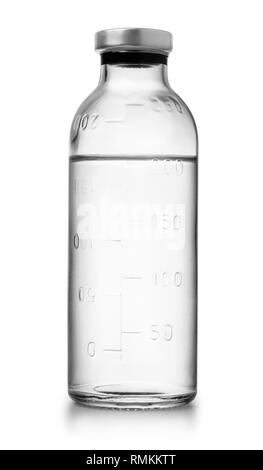 Bouteille Verre de solution saline médicale isolated on white Banque D'Images