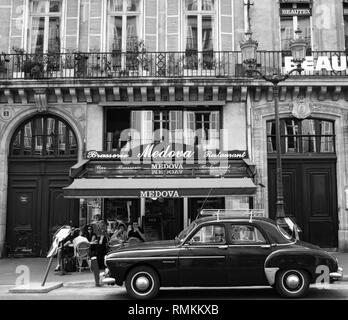 La photographie de RUE PARIS - RENAULT FRÉGATE GARÉE EN FACE D'UN CAFÉ DE PARIS OPERA - RENAULT FRÉGATE ÉTAIT LE CONCURRENT DE LA CITROEN 11CV PENDANT LES ANNÉES 1950 - PARIS CAFÉ - PARIS VINTAGE - FRANÇAIS - LOCATION DE VOITURE RÉTRO FRANÇAIS - NOIR ET BLANC PHOTOGRAPHIE ARCHIVES © Frédéric Beaumont Banque D'Images