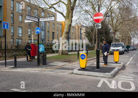 Southwark Council les ingénieurs routiers inspecter une nouvelle jonction modèle à Champion Hill, le 13 février 2019, à Londres, en Angleterre. Banque D'Images