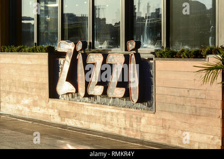 Affichage à l'extérieur de la chaîne de restaurant italien Zizzi dans Westfield London, White City, London, UK Banque D'Images