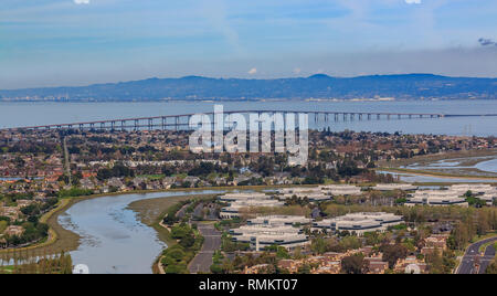 Vue aérienne depuis un avion du pont de San Mateo Hayward traversant la baie de San Francisco et Foster City dans le comté de San Mateo, en Californie Banque D'Images