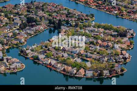 Vue aérienne de maisons en rangées à Foster City section sur les canaux du centre du lac par la baie de San Francisco et dans le comté de San Mateo, Californie Banque D'Images