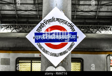 Belle Plaque signalétique de l'emblématique Maharaj Chhatrapati Shivaji Terminus également connu sous le nom de Victoria terminus de la Mumbai Suburban Local de fer. Banque D'Images