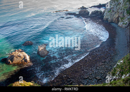 Roaring Bay Nugget Point,, dans les Catlins, Nouvelle-Zélande. Vue aérienne, à couper le souffle, scène côtière littoral rocheux, Deep Blue Sea background Banque D'Images