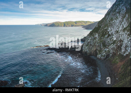 Roaring Bay Nugget Point,, dans les Catlins, Nouvelle-Zélande. Scène côtière à couper le souffle, côte rocheuse et fond de ciel bleu Banque D'Images