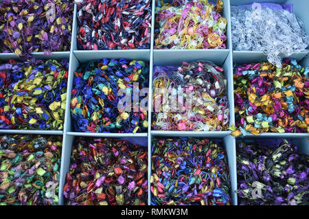 Colliers de tissu en vente au marché des agriculteurs, Stow on the Wold, Gloucestershire, Cotswolds Banque D'Images