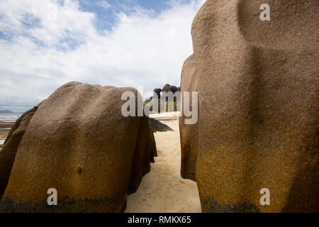 Granit érodés. L'action des vagues sur un nombre incalculable de millénaires a façonné le granit dur sculpté dans ces formations. C'est l'île tropicale o Banque D'Images