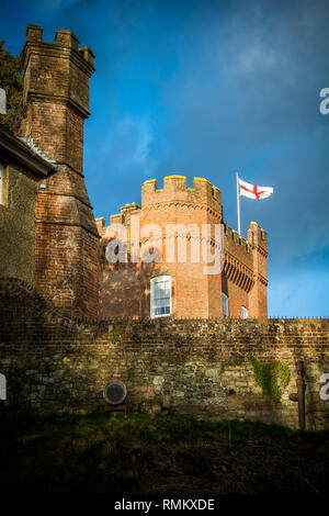 Drapeau de l'Angleterre en volant au-dessus de château anglais à Surrey Banque D'Images