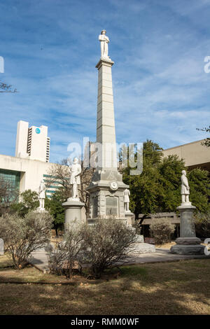 Dallas, Texas, États-Unis d'Amérique - 31 décembre 2016. Confederate War Memorial à Pioneer Cemetery à Dallas, TX. Banque D'Images