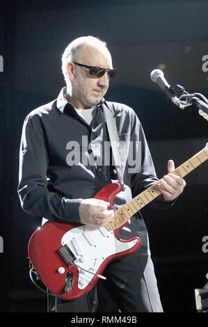 Chanteur, auteur-compositeur et guitariste Pete Townsend, de la bande de roche La qui est montré sur scène pendant un concert en direct de l'apparence. Banque D'Images