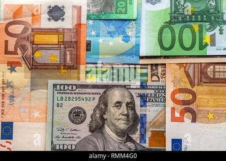 Concept de l'argent et des finances. One hundred dollar bill on colorful abstract background d'euro monnaie nationale des billets en euros. Banque D'Images