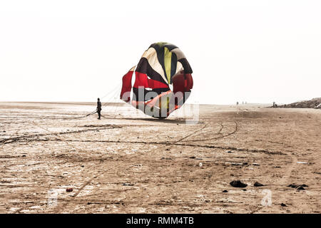 Ombre de parachutiste avec son parachute s'est posé exactement sur la cible à Anjuna près de plage de Calangute sur de parachutisme championnats. Par parapente Banque D'Images