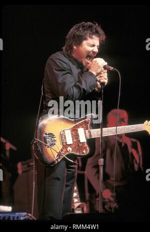 Chanteur, auteur-compositeur et guitariste Jeff Tweedy de Wilco le groupe de rock s'affiche sur scène pendant un concert en direct de l'apparence. Banque D'Images