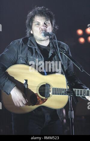 Chanteur, auteur-compositeur et guitariste Jeff Tweedy de l'alternative rock band Wilco est montré sur scène pendant un concert en direct de l'apparence. Banque D'Images