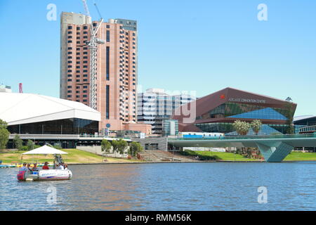 Vue de l'Karrawirra Parri lac jusqu'à la centre de congrès d'Adelaide, Adelaide, Australie du Sud Banque D'Images