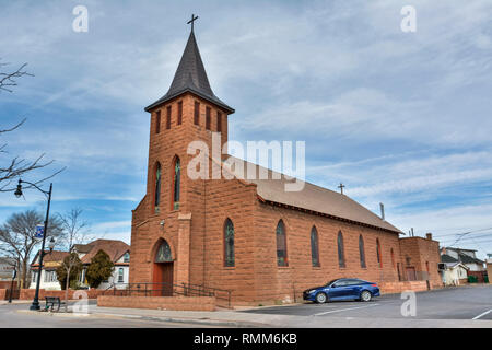 Winslow, Arizona, États-Unis d'Amérique - 4 janvier 2017. L'Église St-Joseph de la communauté catholique de Winslow, Arizona, datant de 1921, avec voiture. Banque D'Images