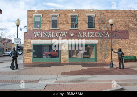 Winslow, Arizona, États-Unis d'Amérique - 4 janvier 2017. Standin' à l'angle Park à Winslow, Arizona, avec statue, bâtiment historique, murales, Rout Banque D'Images