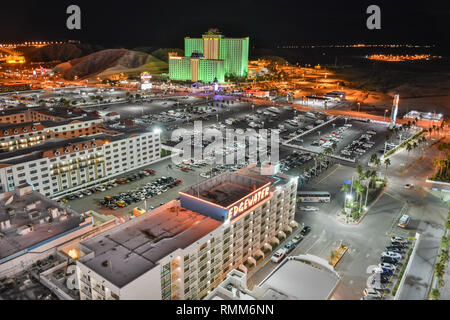 Laughlin, Nevada, United States of America - 5 janvier, 2017. Vue sur Laughlin, Nevada, avec des hôtels, des casinos et des parcs de stationnement, de nuit, avec la voiture Banque D'Images