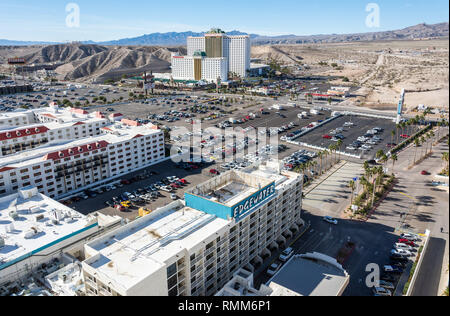 Laughlin, Nevada, United States of America - 6 janvier, 2017. Vue sur Laughlin, Nevada, avec des hôtels, des casinos et des parcs de stationnement, avec des voitures. Banque D'Images