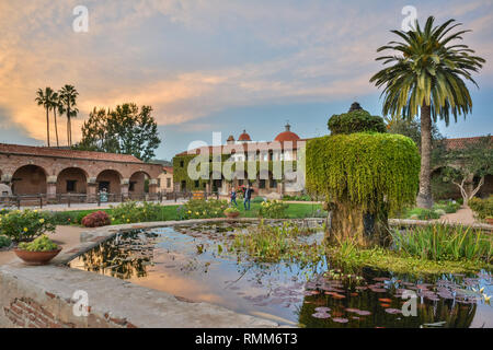 San Juan Capistrano, California, United States of America - 6 janvier, 2017. Cour intérieure de la Mission de San Juan Capistrano, en Californie, au crépuscule, avec peo Banque D'Images