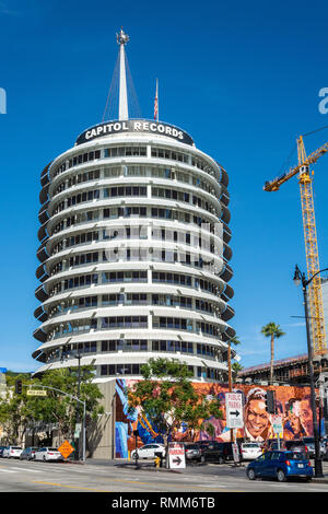 Los Angeles, Californie, États-Unis d'Amérique - 8 janvier 2017. Vue extérieure de Capitol Records Tower à Los Angeles, avec des voitures. Banque D'Images