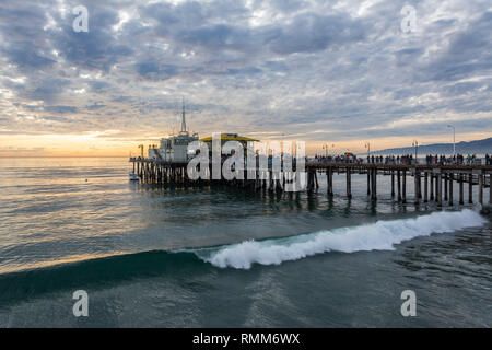 Santa Monica, Californie, États-Unis d'Amérique - 8 janvier 2017. La jetée de Santa Monica sur la plage de Venice à Santa Monica, avec des gens et commercia Banque D'Images